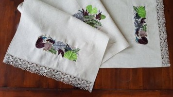 Puslina galda celiņš ar botāniskiem izšuvumiem #MG022